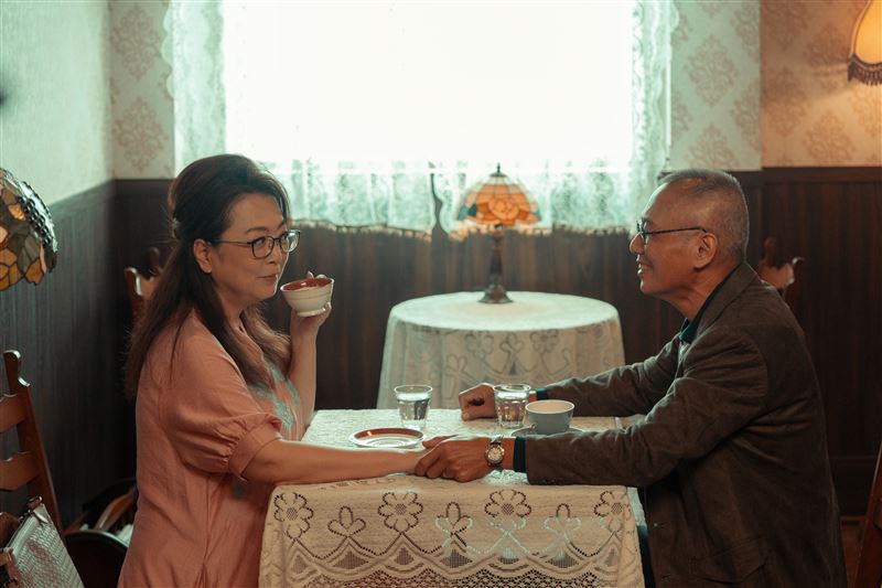 「瓊瑤女星」趙永馨飾演（左）失智婦。（圖／六魚文創提供）