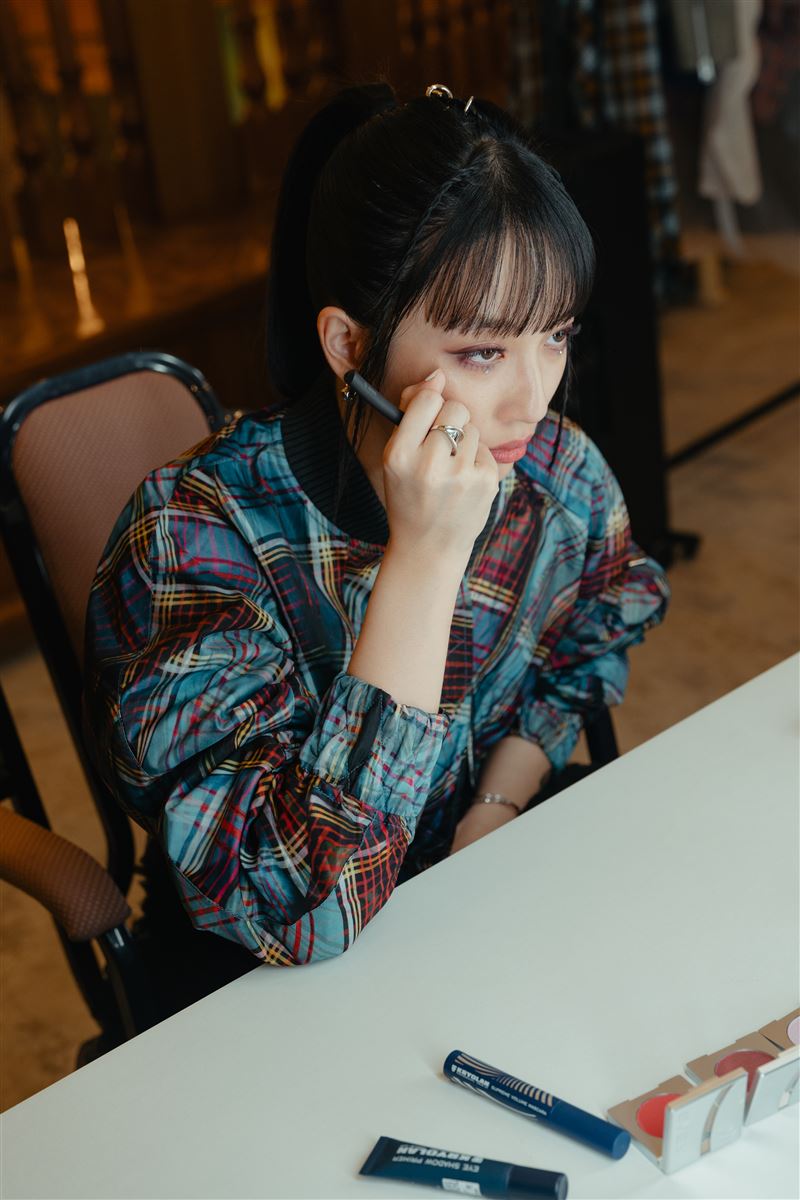 王渝萱飾演流行天后，甘願毀容擺脫有毒家庭關係。（圖／六魚文創提供）