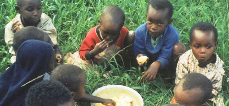 1994年盧安達大屠殺倖存的兒童。儘管屠殺已過去31年，但其殘留的問題，卻演變成民主剛果東部接連不斷的戰火。（圖／翻攝自X平台 @SamanthaTeta）