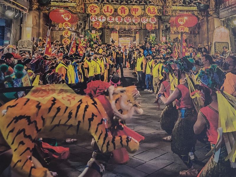 全萬華動都起來了！農曆10月23日是艋舺青山宮《靈安尊王》生日信徒熱鬧為祂請生，4大神蹟震撼曝光（圖／記者鍾志鵬攝影）