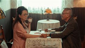 「瓊瑤女星」趙永馨飾演（左）失智婦。（圖／六魚文創提供）