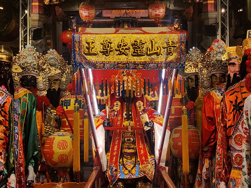 全萬華動都起來了！農曆10月23日是艋舺青山宮《靈安尊王》生日信徒熱鬧為祂請生，4大神蹟震撼曝光（圖／記者鍾志鵬攝影）