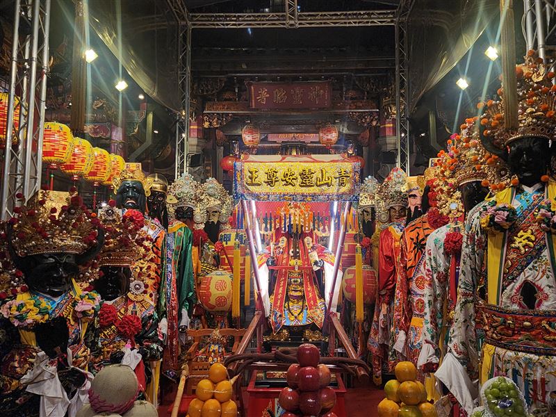 全萬華動都起來了！農曆10月23日是艋舺青山宮《靈安尊王》生日信徒熱鬧為祂請生，4大神蹟震撼曝光（圖／記者鍾志鵬攝影）