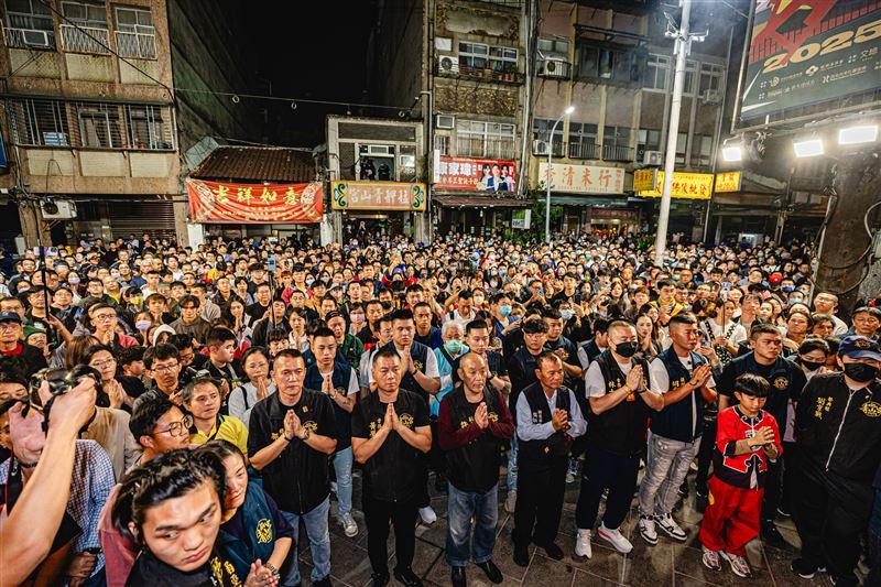 全萬華動都起來了！農曆10月23日是艋舺青山宮《靈安尊王》生日信徒熱鬧為祂請生，4大神蹟震撼曝光（圖／《青山宮》提供）