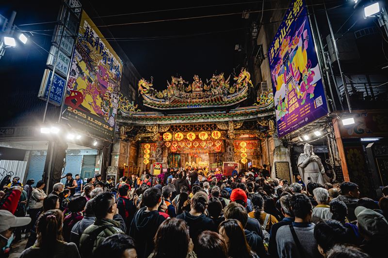 全萬華動都起來了！農曆10月23日是艋舺青山宮《靈安尊王》生日信徒熱鬧為祂請生，4大神蹟震撼曝光（圖／《青山宮》提供）