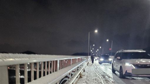 韓初雪爆大！通勤生存戰　上班族路邊棄車