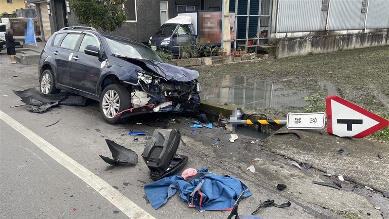林男疑因恍神導致車輛失控，撞擊機車騎士及路邊紅色汽車。（圖／翻攝畫面）