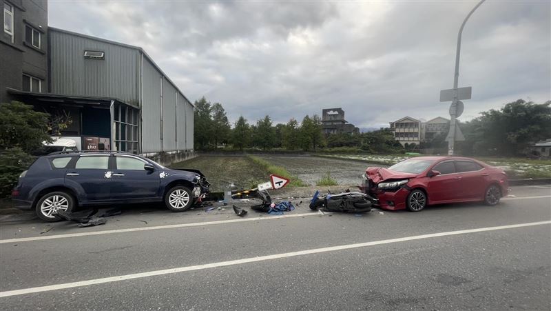 林男疑因恍神導致車輛失控，撞擊機車騎士及路邊紅色汽車。（圖／翻攝畫面）
