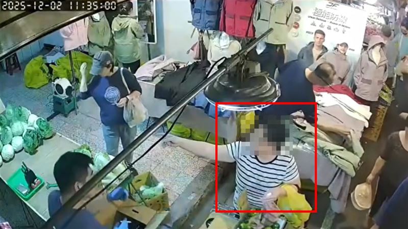 買菜婦請老闆挑高麗菜。（圖／翻攝臉書爆料公社）