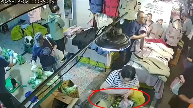 買菜婦秒偷錢瞬間。（圖／翻攝臉書爆料公社）