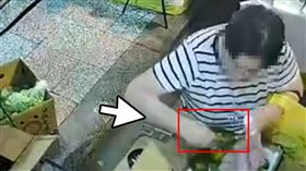 買菜婦秒偷錢瞬間。（圖／翻攝臉書爆料公社）