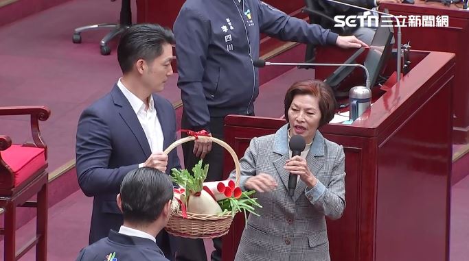 汪志冰送上好彩頭、粽子、蔥等給蔣萬安、李四川（圖／翻攝畫面）