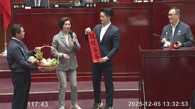 汪志冰送上好彩頭、粽子、蔥等給蔣萬安、李四川（圖／翻攝畫面）