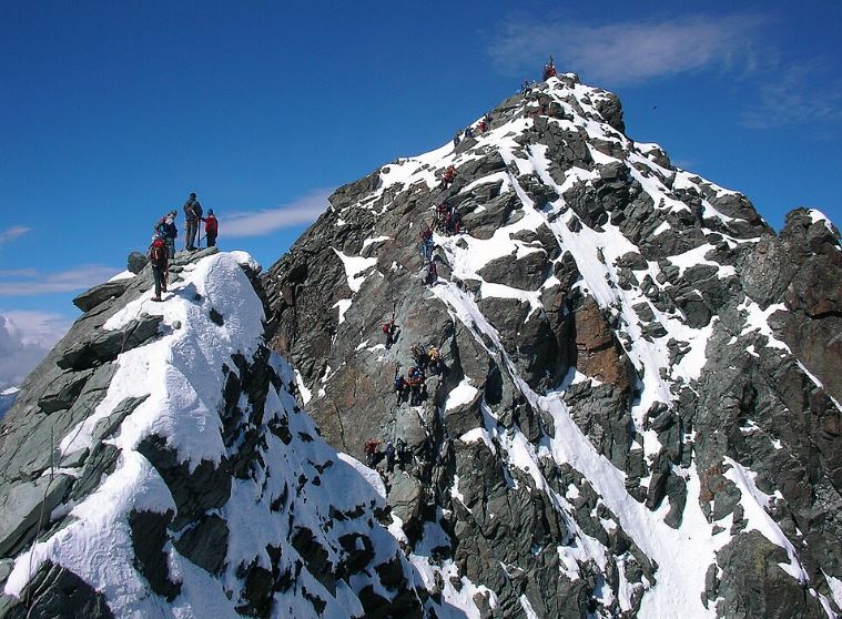 一對情侶攀登奧地利最高峰、大格洛克納山，女友因體力不支，被男友獨留在靠近山頂6.5個小時，失溫凍死。(圖／翻攝自維基百科)