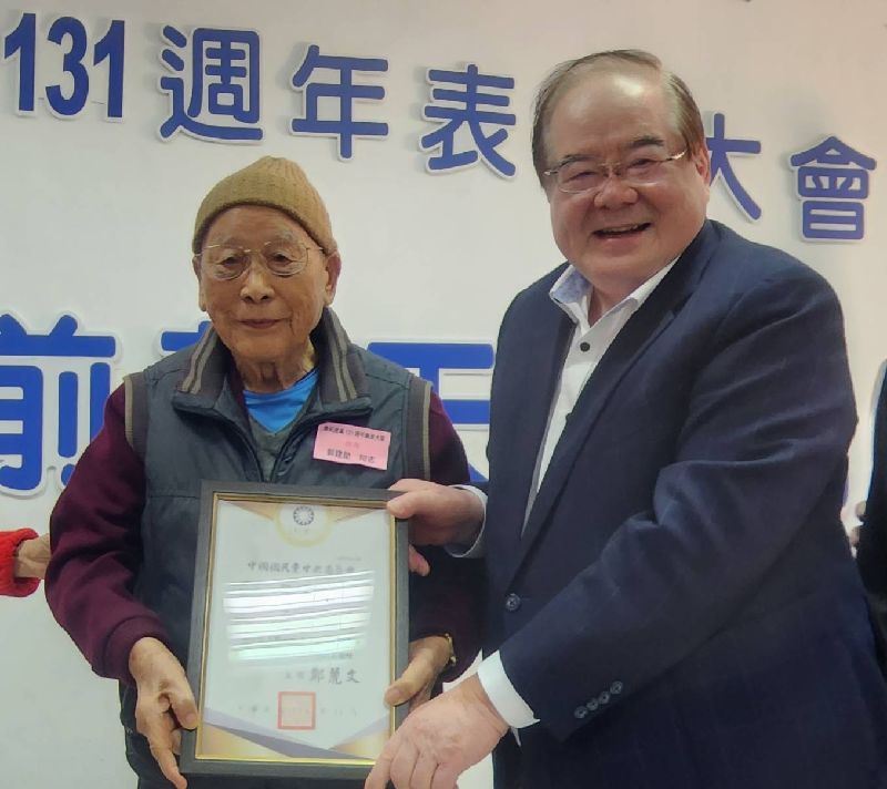 國民黨澎湖縣黨部5日在馬公民眾服務處舉辦建黨131週年表揚大會，國民黨秘書長李乾龍（右）與會，代表黨主席鄭麗文頒贈黨員榮譽狀，其中高齡100歲的郭建勛（左）是全國唯一黨齡80年的最資深黨員