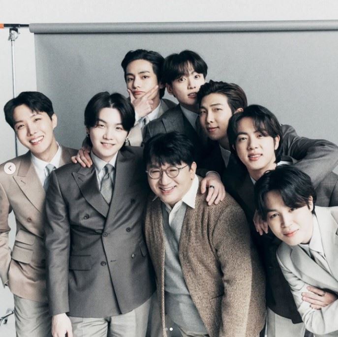 打造天團BTS（防彈少年團）的HYBE創辦人房時爀，被法院凍結其名下約1568億韓元的HYBE股份。（圖／翻攝自IG @hitmanb72）