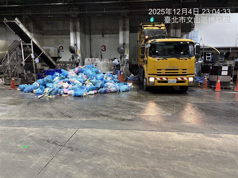 動保處於木柵焚化廠垃圾車找回9具貓屍。（圖／台北市動保處提供）