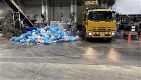 動保處於木柵焚化廠垃圾車找回9具貓屍。（圖／台北市動保處提供）