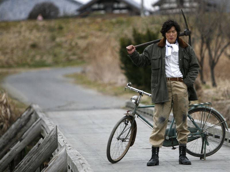 豐川悅司在《扶桑花女孩》中飾演蒼井優的哥哥。（圖／華映提供）