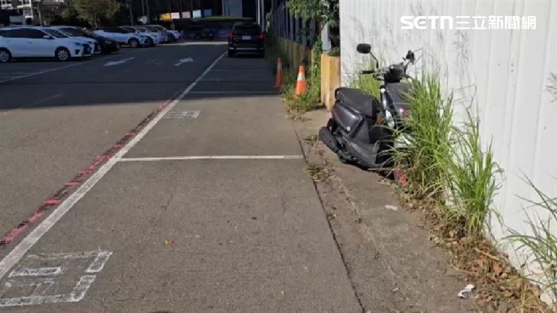 機車就停在汽車格裡