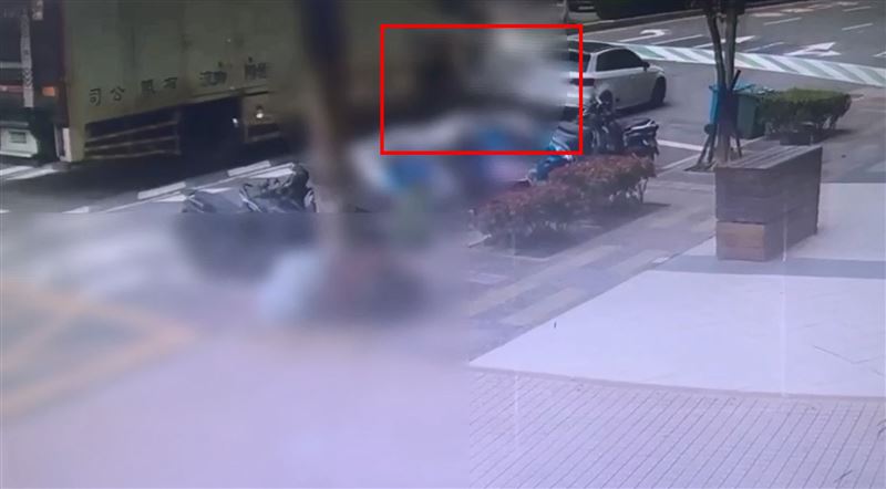 大貨車猛撞機車　騎士遭輾斃瞬間畫面曝光