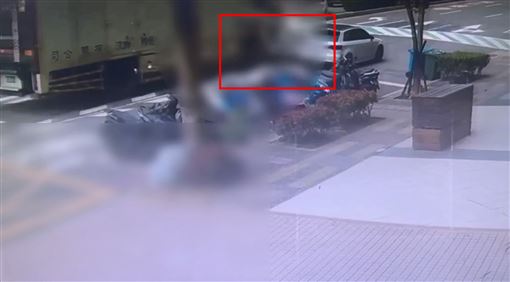 大貨車猛撞機車　騎士遭輾斃瞬間畫面曝光