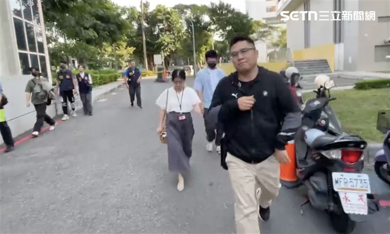 下午14時許，食藥署人員與檢察官前往衛生局查看液相層析串聯質譜儀（LC-MS/MS)。（圖／翻攝畫面）