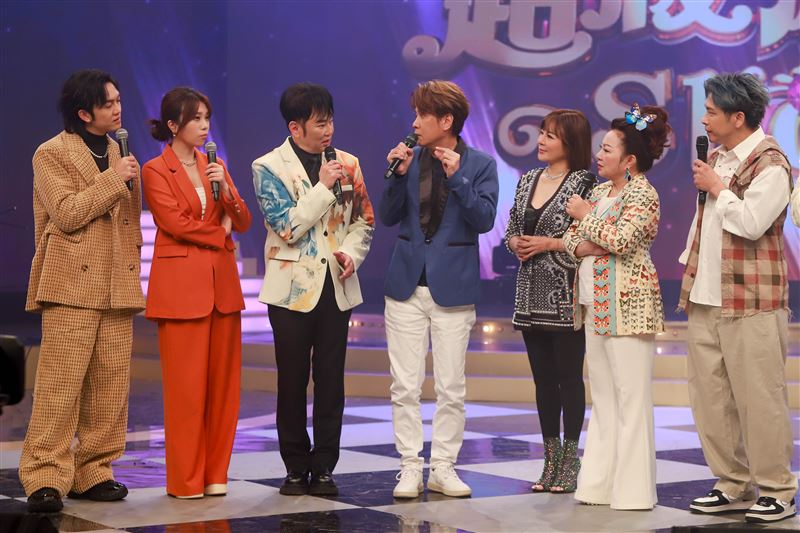 郭忠祐（左起)、蔡家蓁、陽帆、江志豐、王彩樺、白冰冰、台一線東諺同台。（圖／民視提供）