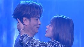 江志豐與王彩樺借位接吻，全場驚聲尖叫。（圖／民視提供）
