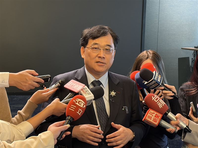 呼應賴總統，新光醫院副院長洪子仁宣布，明年1月起全體員工薪資再調升1800元。（圖／記者簡浩正攝影）