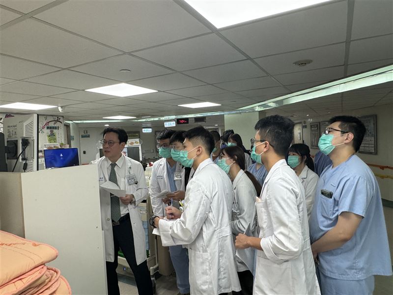 醫護跟著陳穆寬清晨查房、學開刀壓力大，彰基以演唱會慰勞一年辛苦。（圖／彰基醫學中心提供）