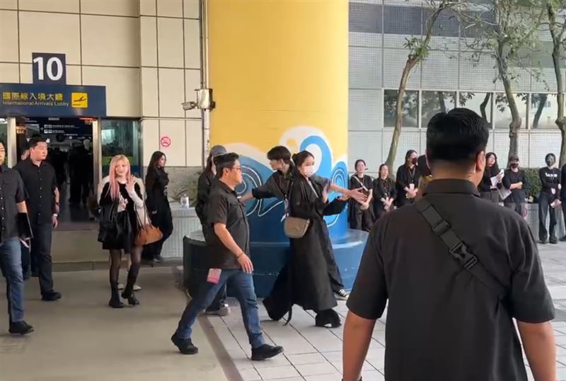 AAA明日登場，藝人依序降落高雄