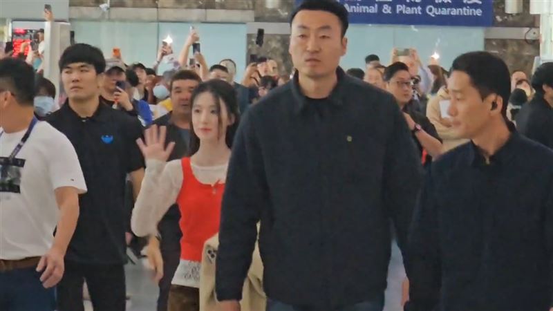 舒華一下機熱到脫外套