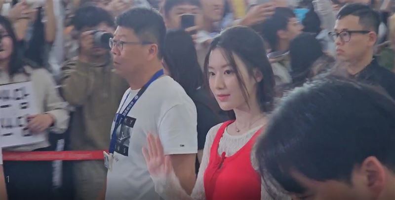 舒華抵達高雄，熱情對粉絲打招呼。（圖／記者林昱孜、薛仁宏、黃啟超攝影）