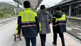 花蓮馬太鞍溪堰塞湖壩釀災，一名曾姓男子上月以補貼運費即可獲贈家電為由，對光復鄉災民行騙，共計16人被害，詐得7萬4000元，民眾察覺有異且發現曾男帶的行李箱出現在車站，懷疑他要落跑報警逮人。花蓮地檢署今天依詐欺取財罪嫌起訴曾男，建請求法官重判，依各次犯行分別量處1年以上徒刑。