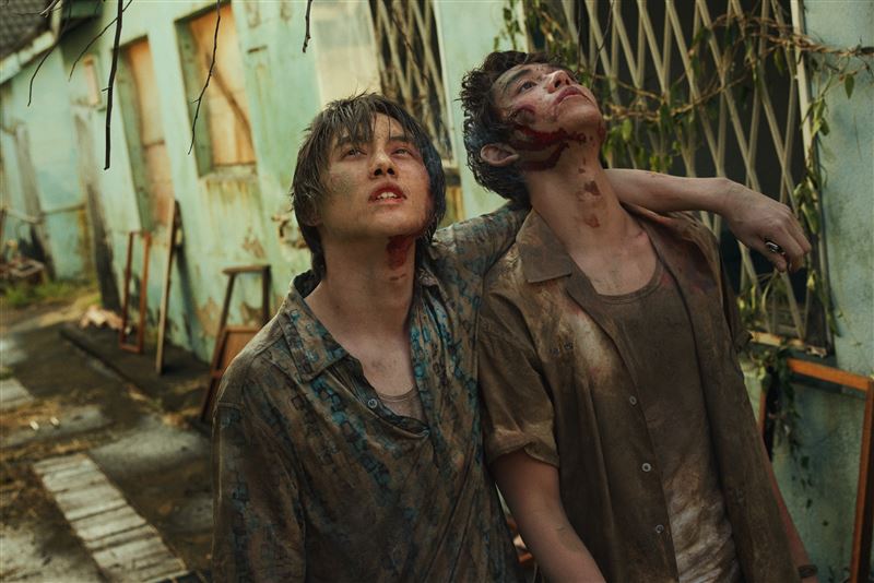 黃旭熙 LUCAS（右）、范少勳（左）演出不打不相識的兄弟情。（圖／台北創造提供）