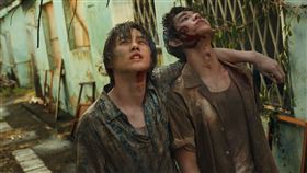 黃旭熙 LUCAS（右）、范少勳（左）演出不打不相識的兄弟情。（圖／台北創造提供）