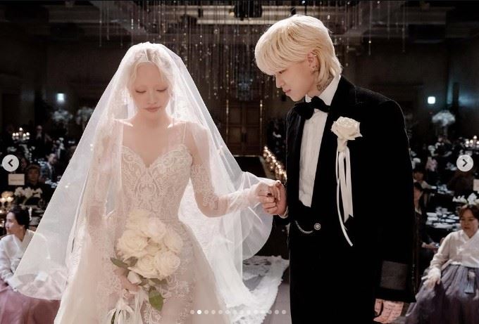 CHANMINA在2024年與韓國rapper ASH ISLAND（尹辰煐）完婚，育有一名女兒。（圖／翻攝自IG @minachanxx）