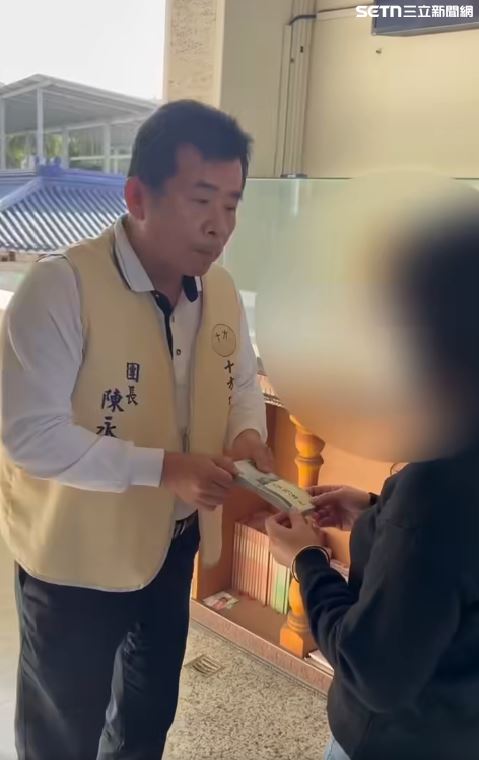 彰化清寒男大生疑遭詐騙負債走上絕路，十方功德行善團捐贈10萬善款助家屬辦理後事。（圖／十方功德行善團提供）