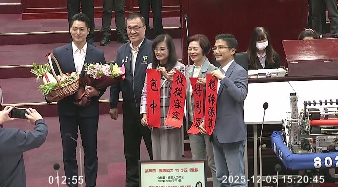 秦慧珠邀蔣萬安一起送花感謝李四川（圖／翻攝畫面）