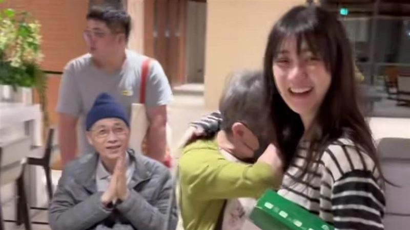 林逸欣父親急診住院身形暴瘦　母淚崩緊擁
