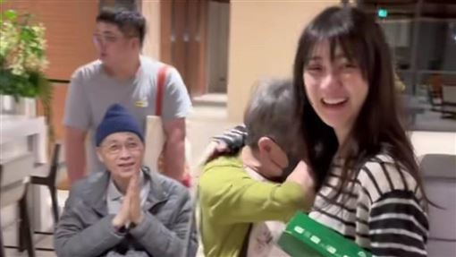 林逸欣父親急診住院身形暴瘦　母淚崩緊擁