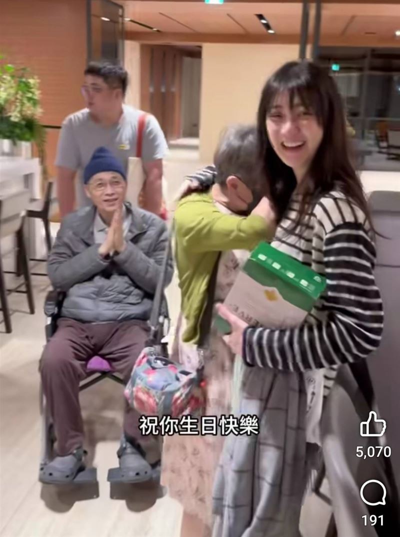 林逸欣媽媽看見老公忍不住淚崩。（圖／翻攝自林逸欣臉書）