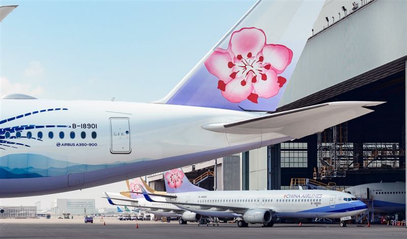 中華航空近日宣布開放空服員戴框架眼鏡執勤。（圖／桃園電子報提供）