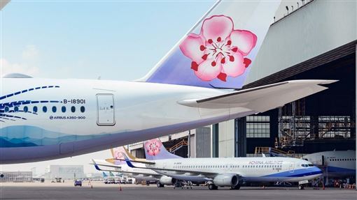 華航開放空服員戴眼鏡上班　工會盼跟進