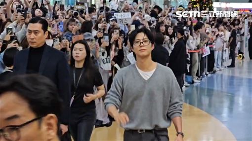 潤娥朴寶劍來了！AAA千人齊喊IU歡迎