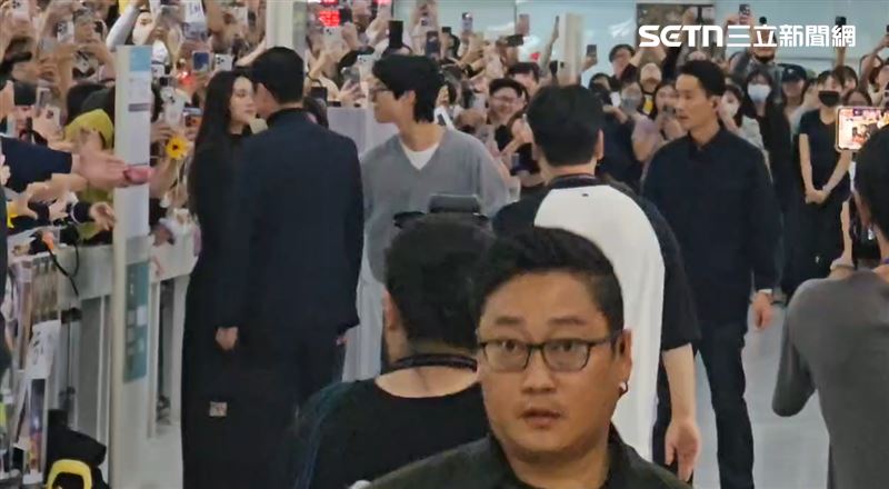 朴寶劍寵粉收信，粉絲高興到跳起來。（圖／記者謝文彥、林正和攝影）