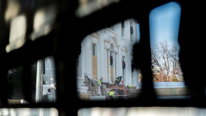 白宮東翼宴會廳的改造工程，仍如火如荼進行當中。（圖／美聯社／達志影像）