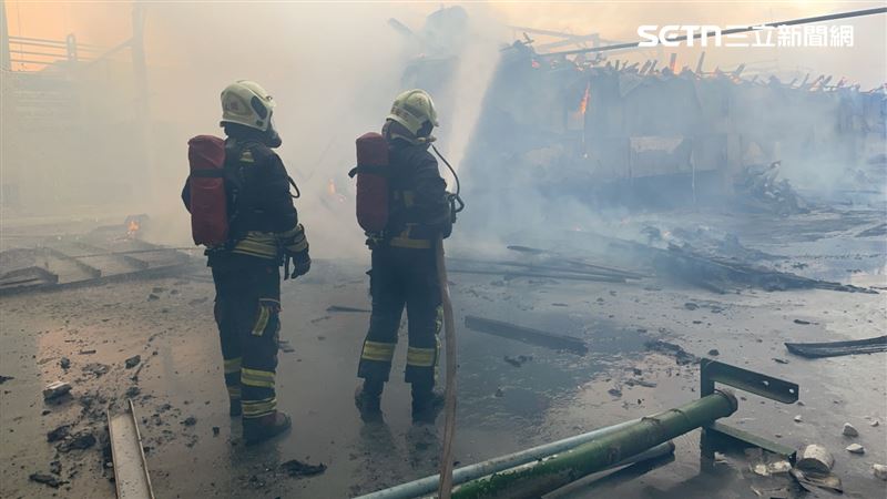 廠房內堆放的木棧板起火燃燒，火勢一發不可收拾。（圖／翻攝畫面）