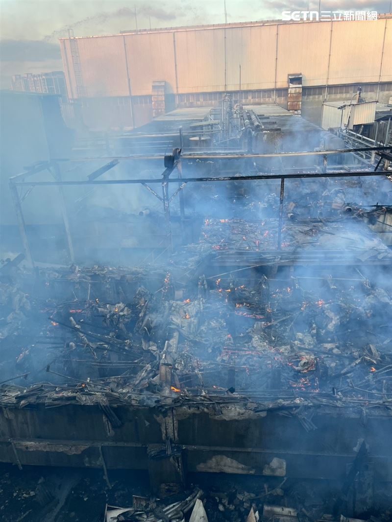 廠房內堆放的木棧板起火燃燒，火勢一發不可收拾。（圖／翻攝畫面）